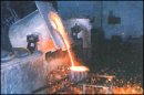 中频熔炼炉碱性坩埚熔化法冶炼时熔化期的主要任务是什么？